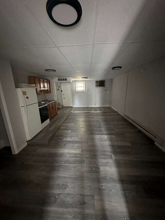 Building Photo - 445 Croyden Rd