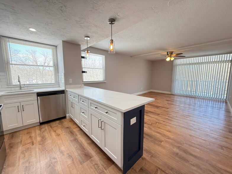 Large peninsula for entertaining - Highland West