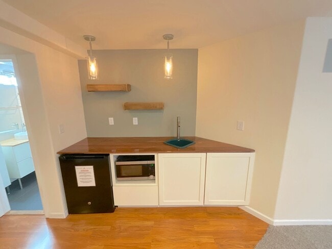 Building Photo - 6 Bedroom Home Available Near North Gate B...