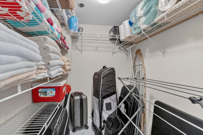 Building Photo - 3499 Oaks Way