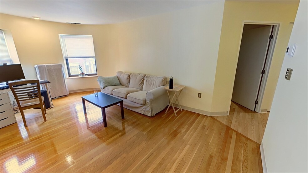 Building Photo - 103 Gainsborough St