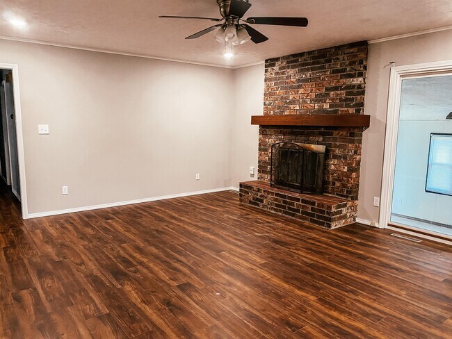 Building Photo - 2833 S Claremont Ave