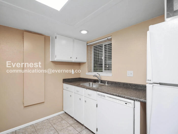 Building Photo - 9398 Redmond - Woodinville Rd NE