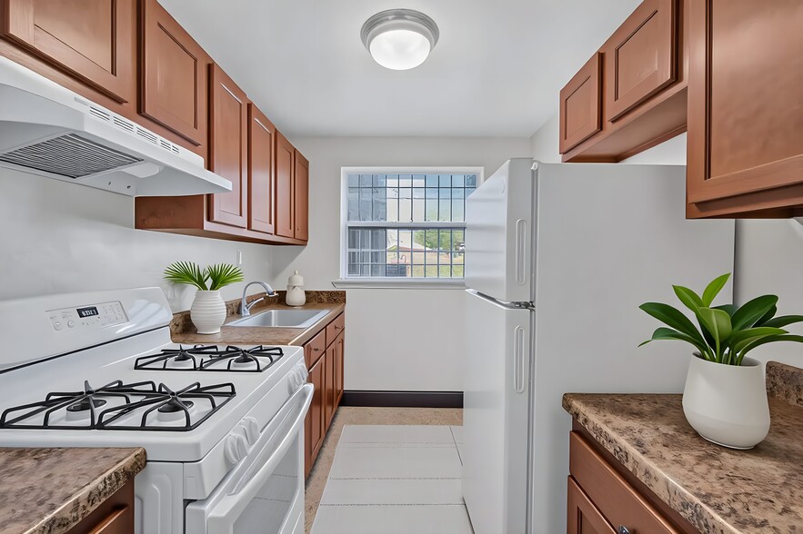 Building Photo - Brookland Manor