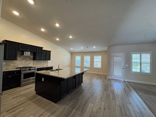 Building Photo - 391 Maclure Ave