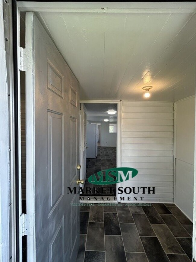 Building Photo - AFFORDABLE WESTSIDE HOME