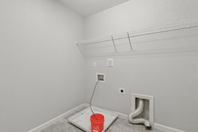 Building Photo - Spacious 4-Bedroom Home in Amelia Walk wit...