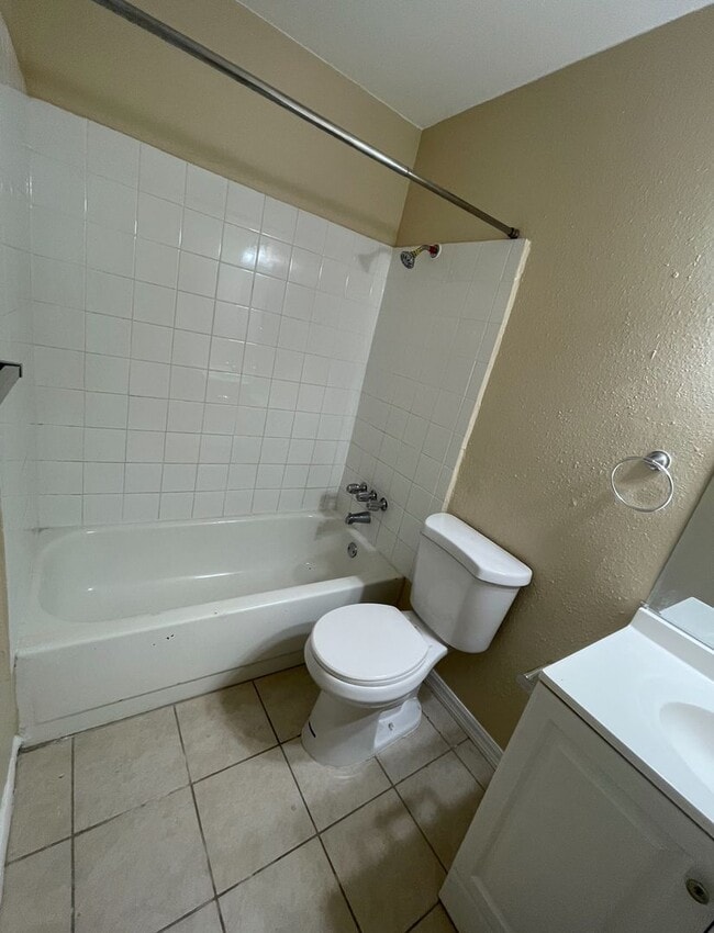 Building Photo - Beautiful 4 Bedroom 2 Bathroom house ( Smo...