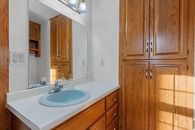 Building Photo - 5 BEDROOM 4.5 BATH PRIVATE BACKYARD