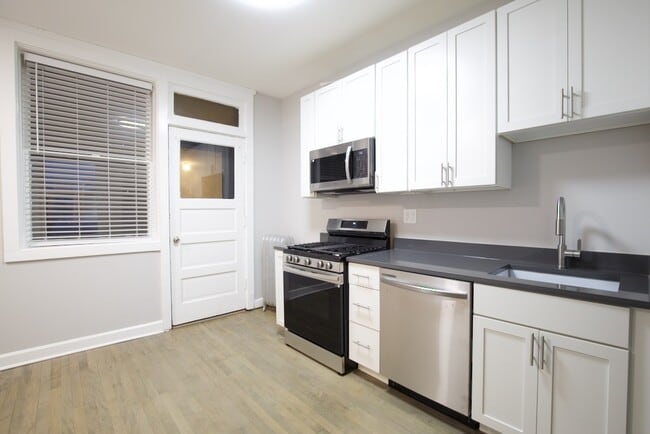 Building Photo - 1454 W Winnemac Ave