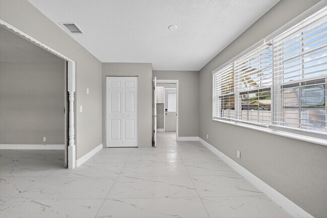 Building Photo - 601 SW 5th Ave