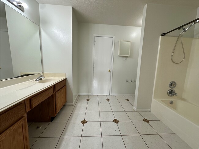 Building Photo - 16030 Clayton Green Dr