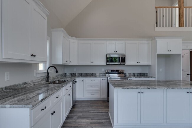 Building Photo - 37 Lakeview Dr