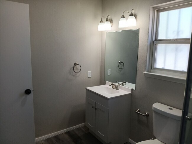 Building Photo - Charming 4-bedroom, 2-bathroom! Showings available NOW!