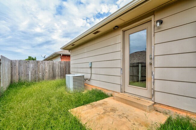 Building Photo - $350 Off First Month's Rent Move In Special!! Duplex in Yukon, Available Now!