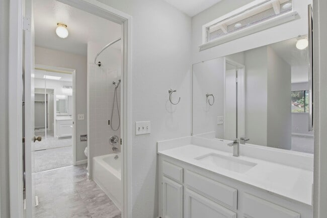 Building Photo - Updated 2BR/2BA Townhome w/ Private Yard, Garage & Laundry