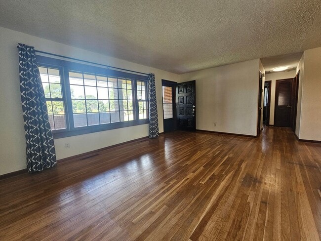 Building Photo - Manor View