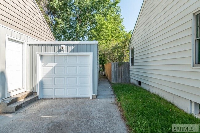 Building Photo - 465 3rd St