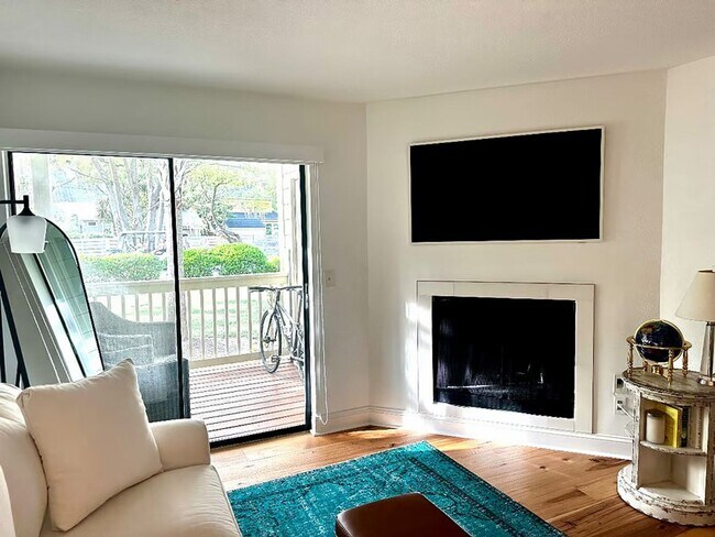 Building Photo - Furnished/Updated 1 Bed/1 Bath Condo- Close to Sullivan's Island
