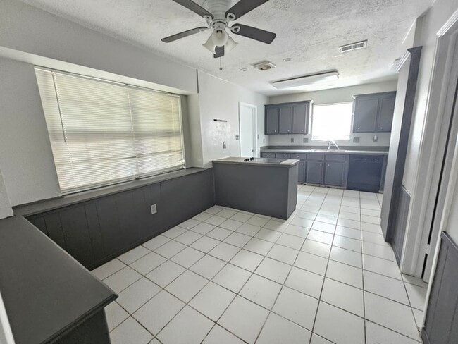 Building Photo - 3911 Brightwood Dr