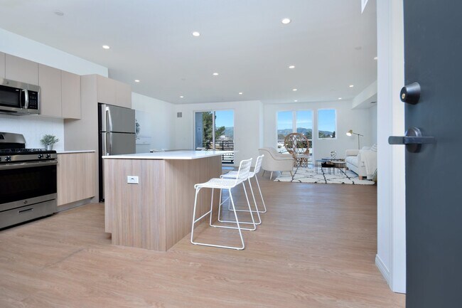 Building Photo - Luxury Apartments - Move In Special