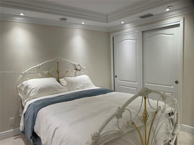 Building Photo - 2555 Collins Ave