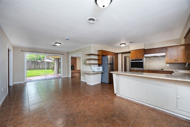 Building Photo - 2 Circle Dr