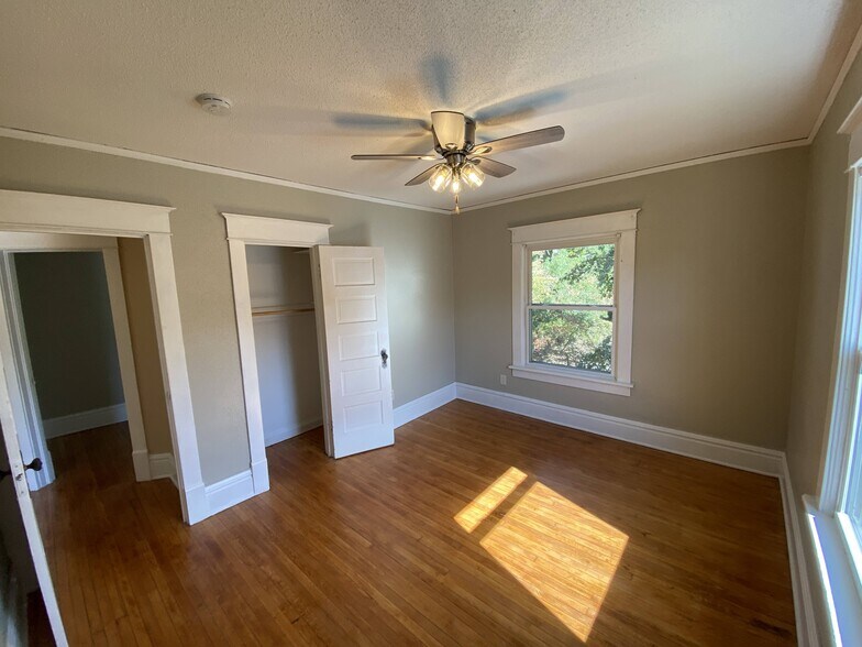 Building Photo - 1622 E 8th St