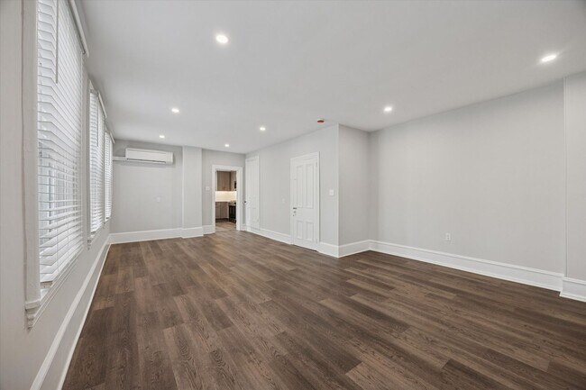 Building Photo - Luxury 2BR/1BA Apartment in the Heart of D...