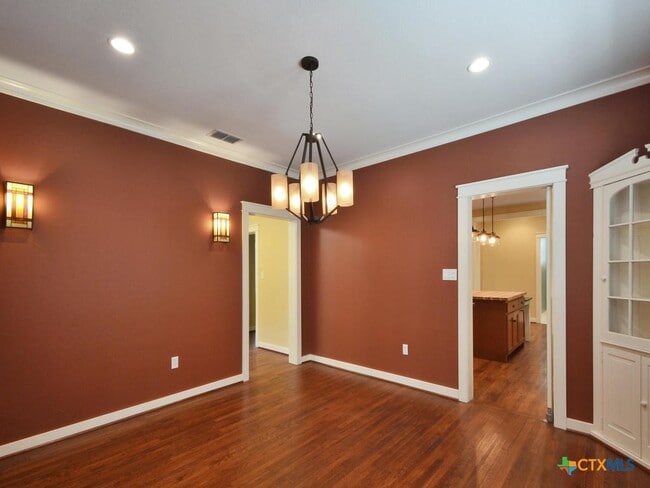 Building Photo - 112 S Cypress Ave