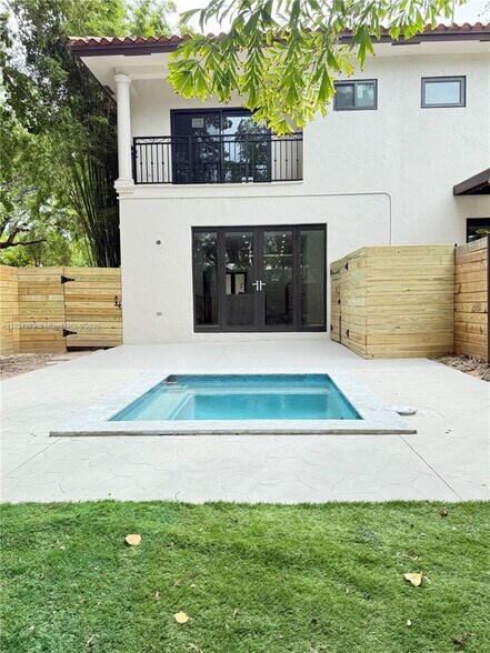 Building Photo - 2921 SW 30th Ct