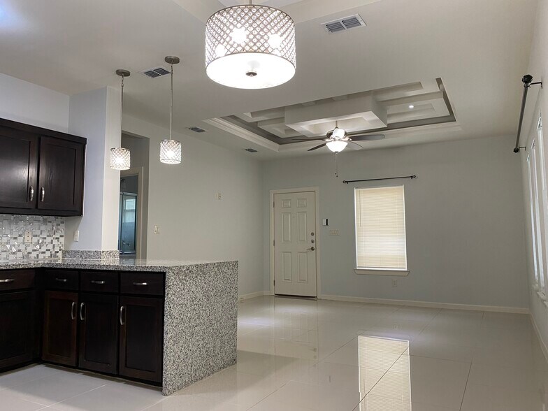 Building Photo - 904 E Myrtle Beach Ave