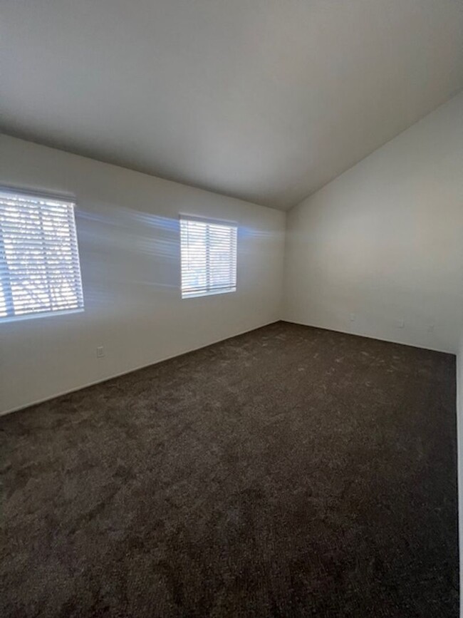 Building Photo - 4 bed townhouse near Mesa College and USD