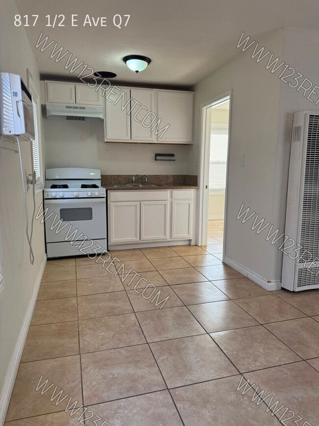 Building Photo - 817 1/2 E Ave Q7-