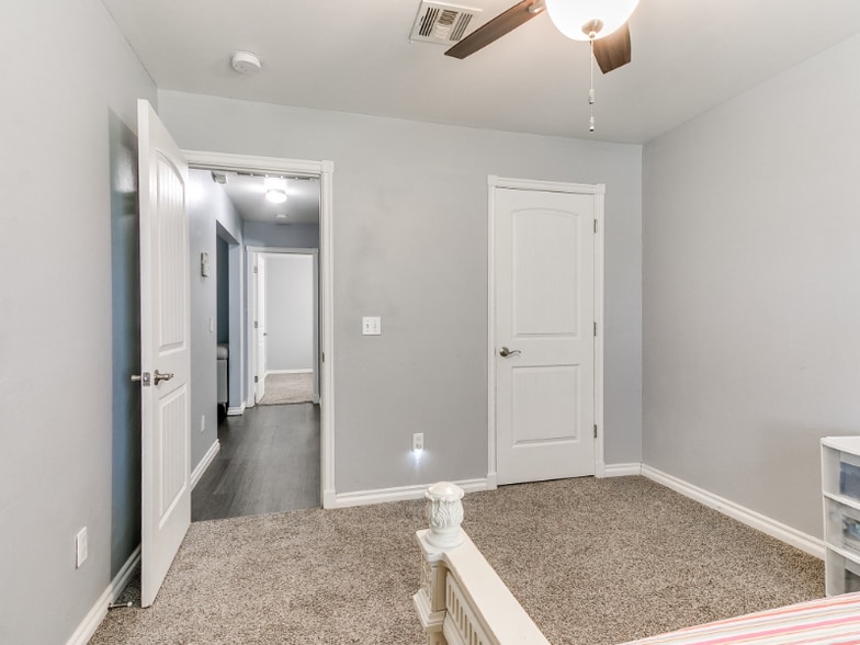 Building Photo - 1112 Bryan Dr