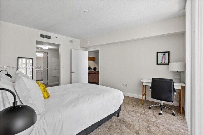 Building Photo - 1750 N Bayshore Dr