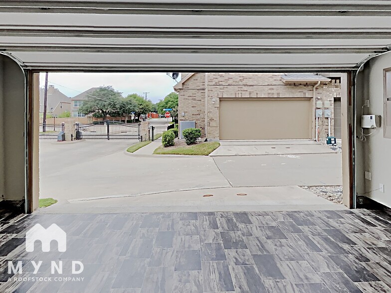 Building Photo - 868 Dartford Dr