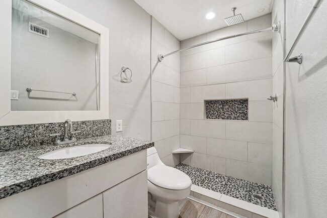 Building Photo - 2807 Beauchamp St