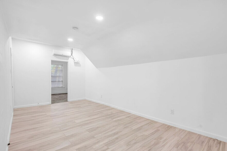 Building Photo - 526 W Munson St