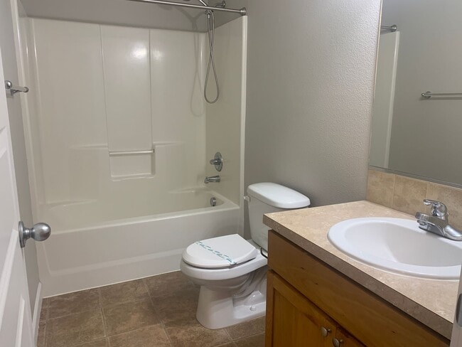 Building Photo - Townhome in Highly desired  Camas -Lacamas...