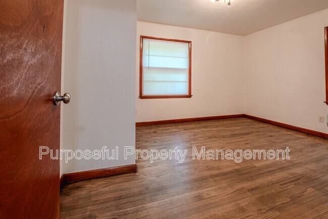 Building Photo - 616 E Bouse Dr