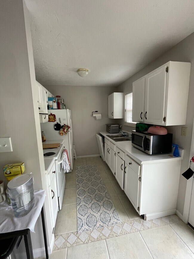 Building Photo - 2026 Silverbrook Dr