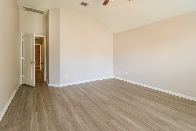 Building Photo - 603 Lake View Dr