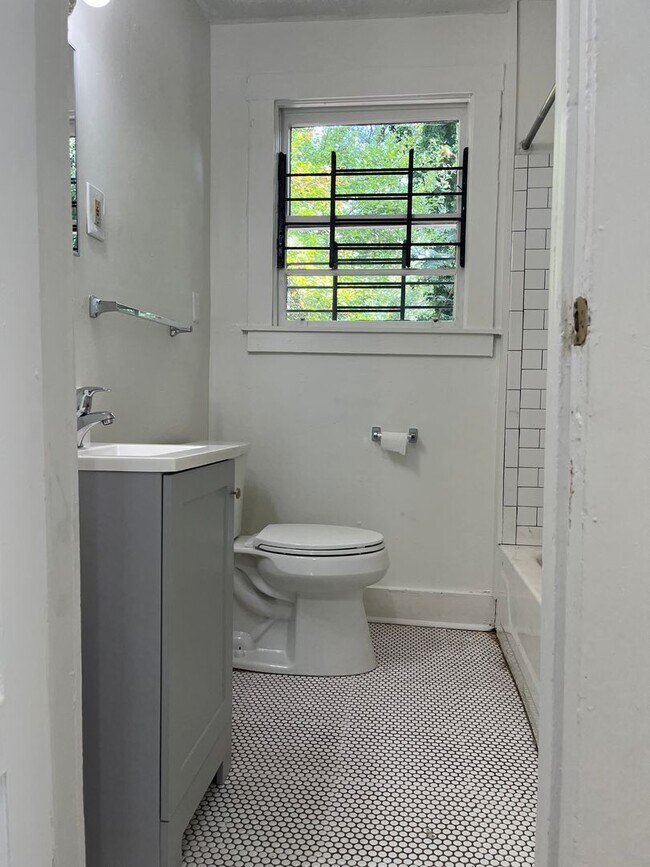 Building Photo - Spacious 2bd/1.5ba Home Minutes From W Midtown!