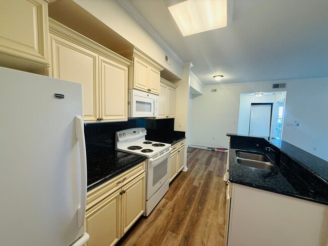 Building Photo - 2 Bedroom Condo For Rent in Carrollwood!
