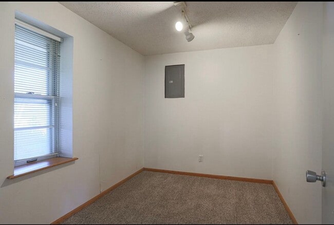 Building Photo - Beautiful 4 Bedroom Home Near Blackstone!