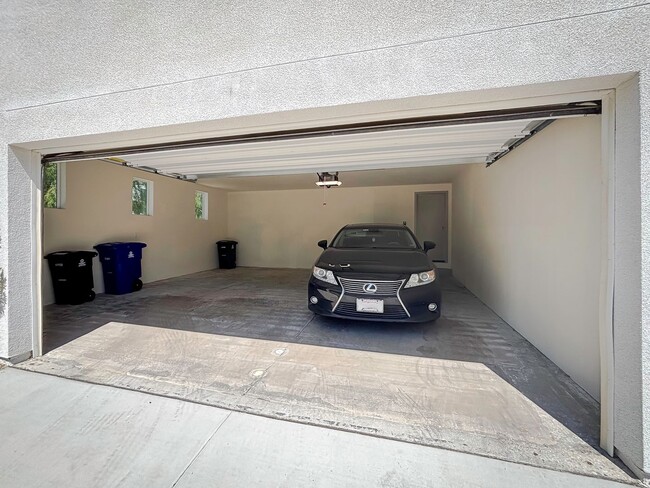 Building Photo - EXQUISITE 2 BEDROOM TOWNHOME IN THE HEART ...
