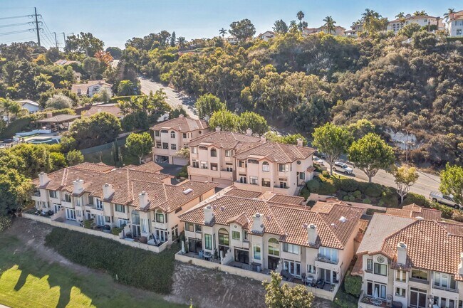 Building Photo - Beautifully renovated end-unit townhome