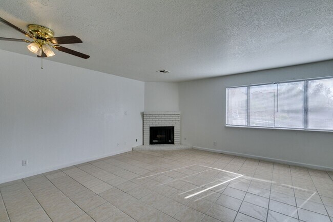 Building Photo - 6987 Mendon Ln