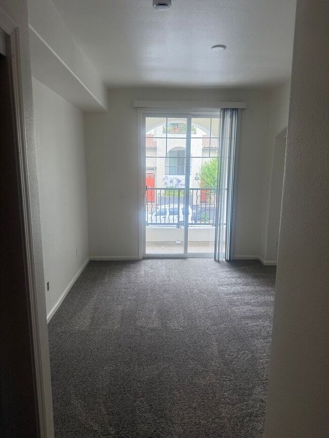 Building Photo - Stunning 2-bedroom, 2-bathroom townhouse